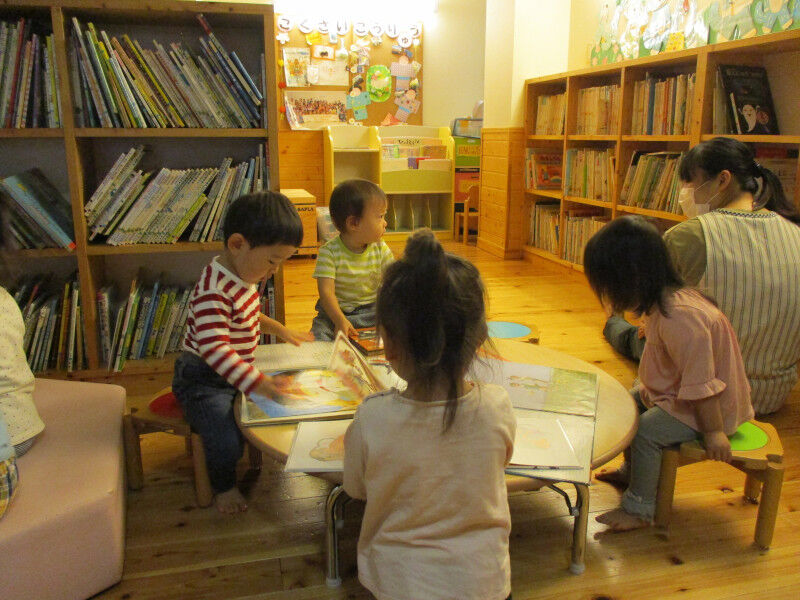 絵本を読むよ いなば幼稚園 保育園 絵本を読むよ いなば幼稚園 保育園