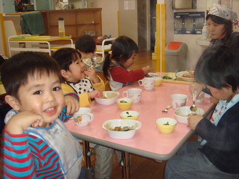 カレーを食べる2歳児