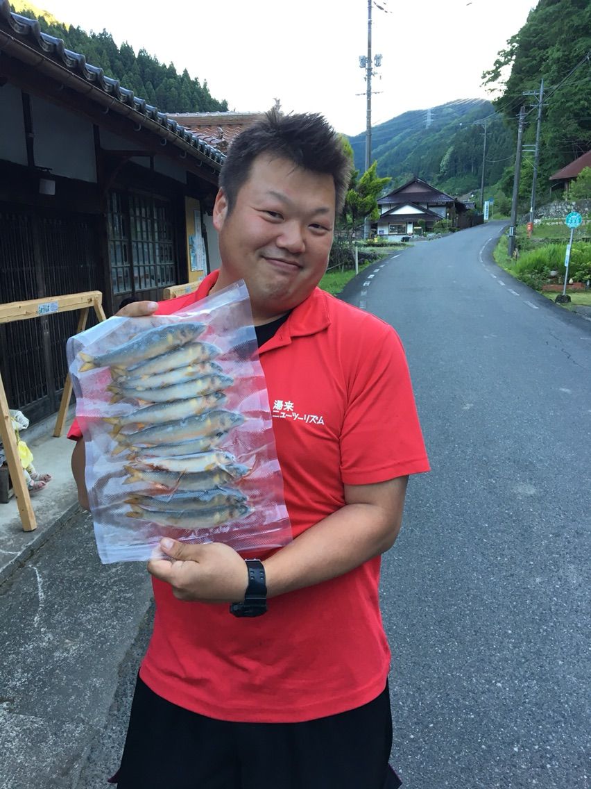 囲炉裏を使って川魚を食べる 夢の実現へ 新卒で限界集落に移住した若者の話
