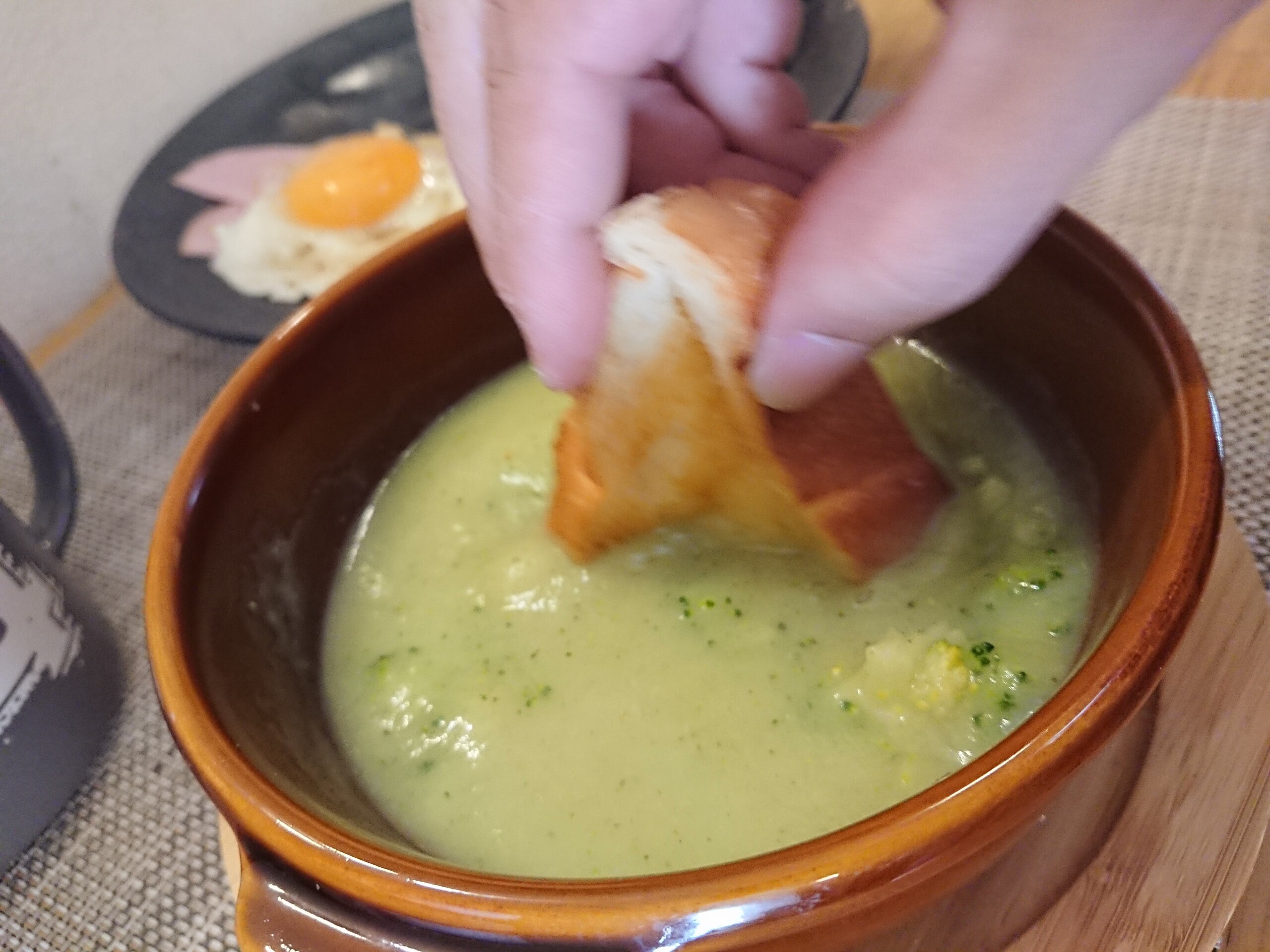 目からコンタクトレンズ ハラ モトロ氏もびっくり あの伝説のラピュタパンの画期的食べ方が発見された 思わぬ副産物も By ま そういうこったい Xp
