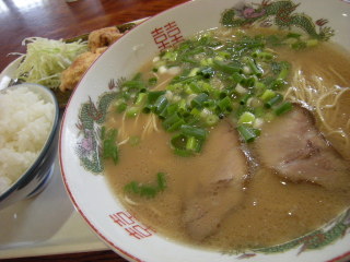 志免町　福岡　ラーメン　ガンバロ家