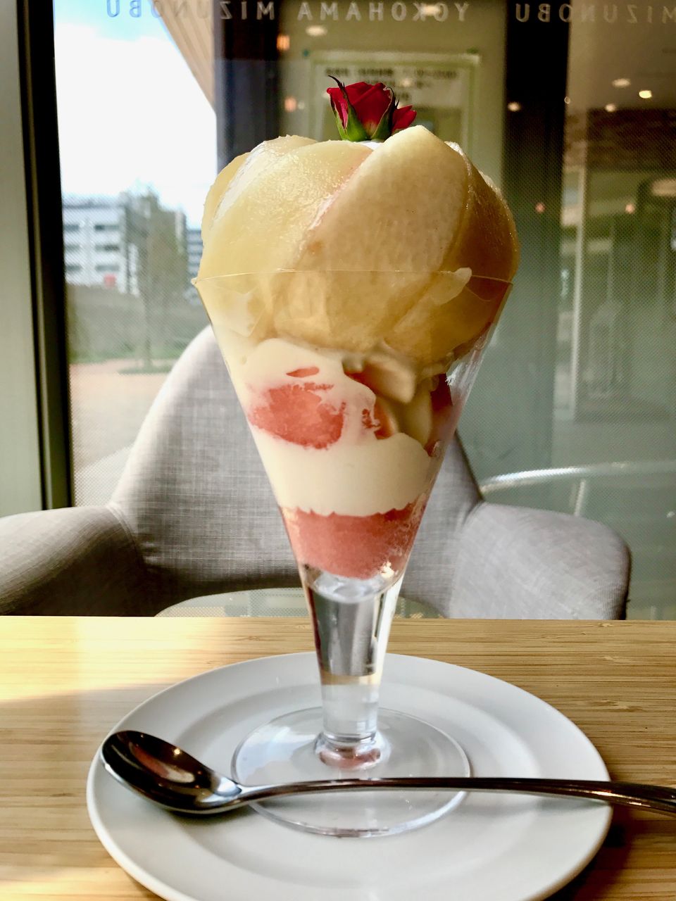 横浜水信 桃のパフェ Nobu S House 甘味録 横浜水信 桃のパフェ Nobu S House 甘味録