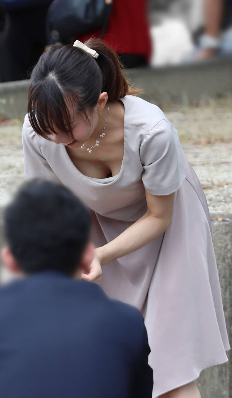 画像 女は胸元ガバガバの服きて太もも丸出しのミニスカだけきてくれ 健全情報局