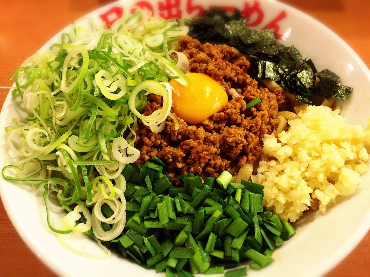 日の出らーめん 大船店 ラーメンをすする