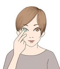 コンタクトレンズをつける女性