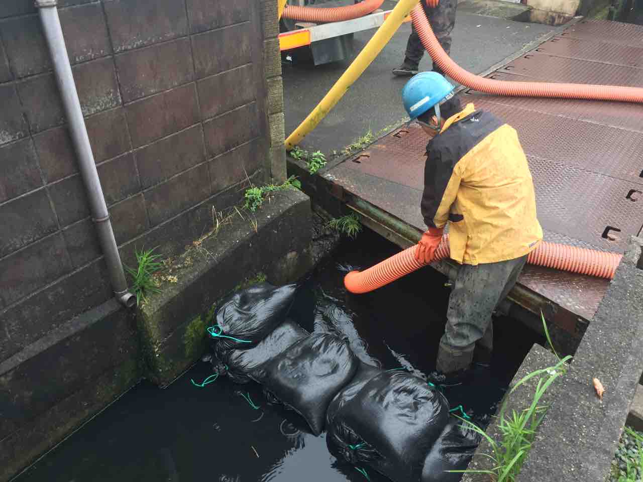 排水路のヘドロ浚渫工事 山本節