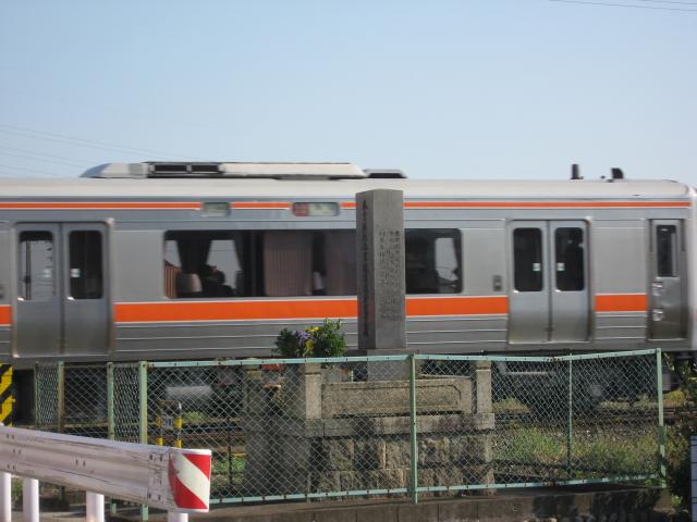参宮線列車事故遭難慰霊碑前で 山本節