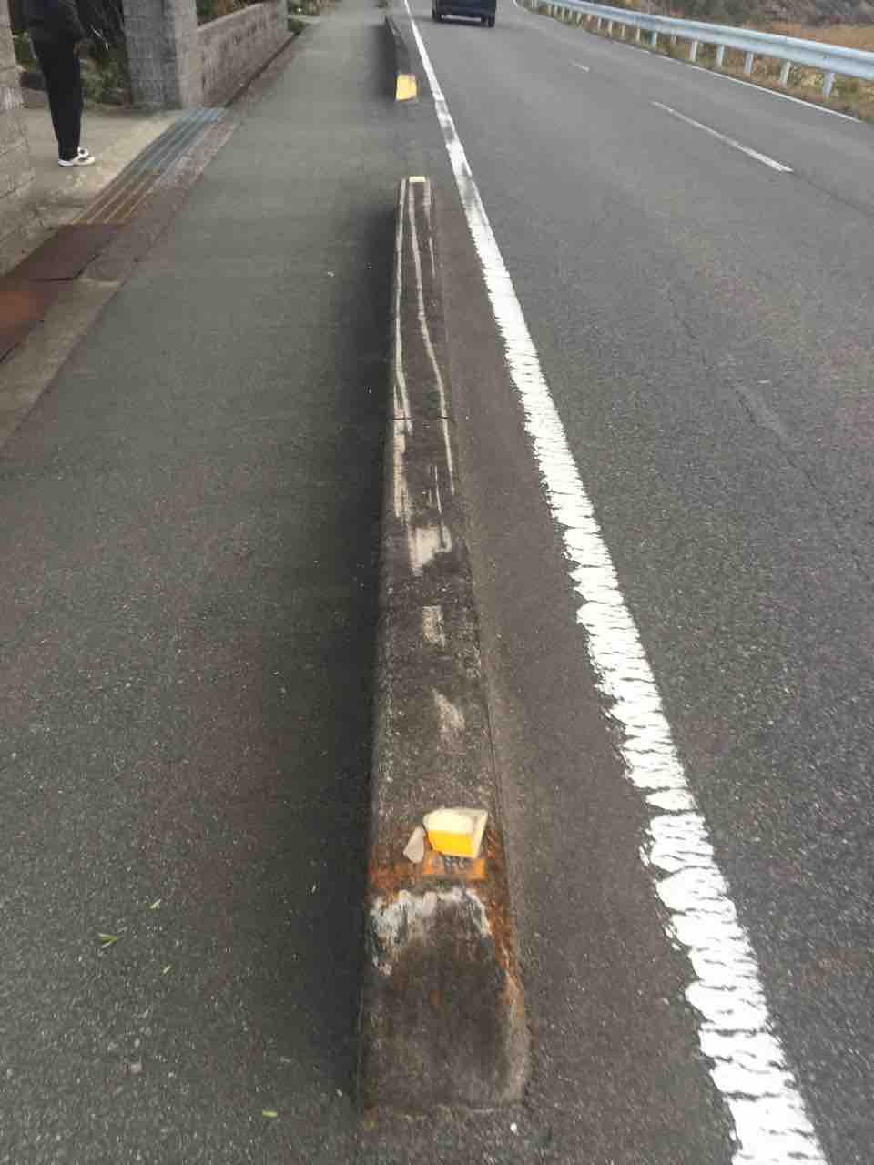 縁石に乗り上げる車が続出 松阪市議会議員 山本節 縁石に乗り上げる車が続出 松阪市議会議員 山本節
