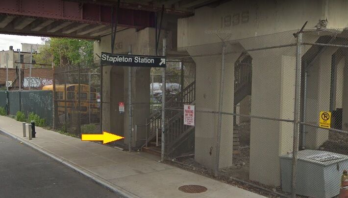 黒人3人にナイフで脅される階段 Stapleton Station