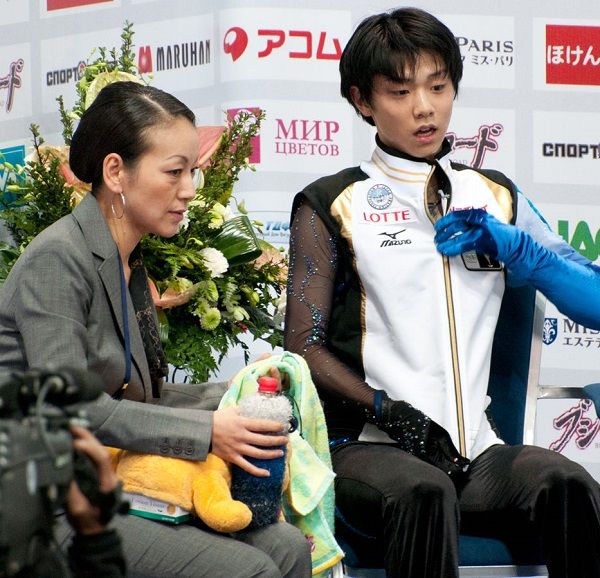 933px-2011_Rostelecom_Cup_-_Hanyu-1