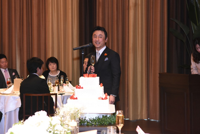 結婚式で乾杯する木村さん