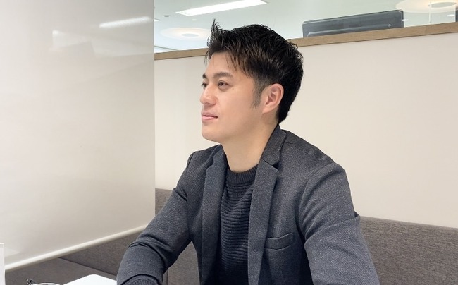 インタビューに答える小俣翔吾さん