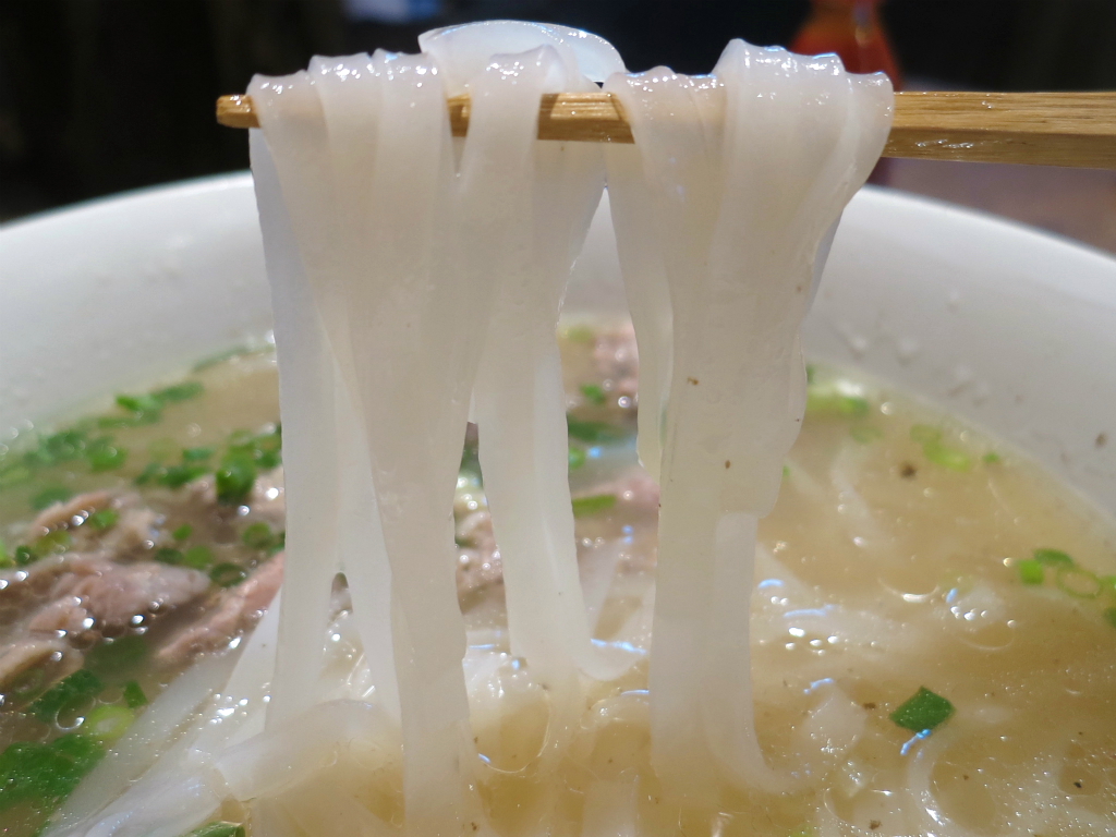 RETURN OF THE FUNKY 麺 : HAPPY PHO＠新宿（西新宿） 「牛フォー、ハッピーセット、辛口スパイス」