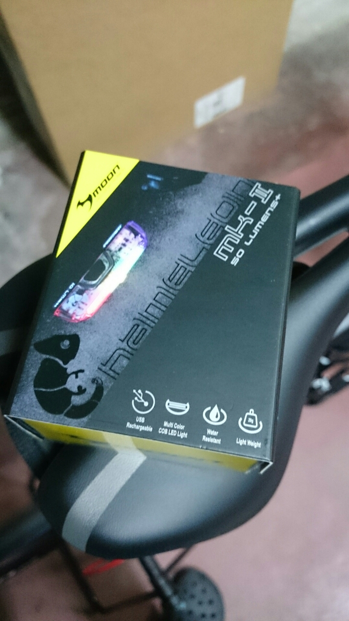 Moon カメレオン 名前通り6色に光るテールライトを導入 自転車 記文