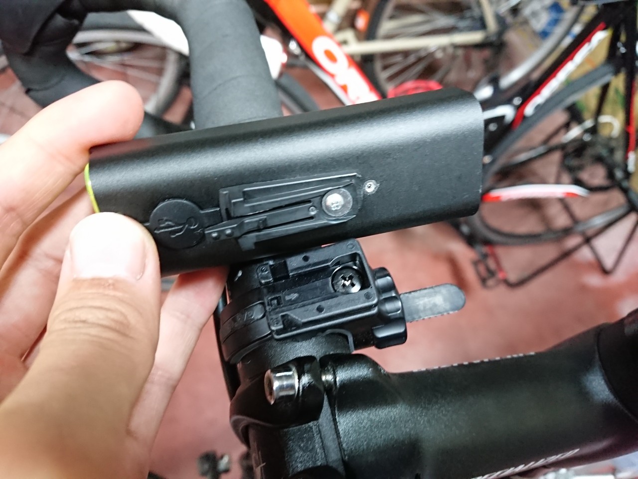 Gaciron ガシロン V9c 400 の台座をキャットアイマウント化してみた 自転車 記文