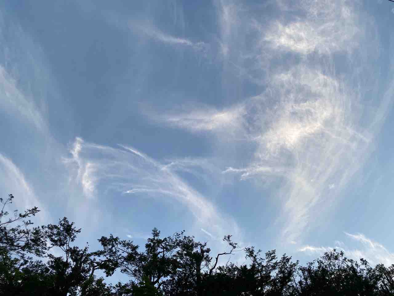 空が見せてくれるもの だって 魔女だから 空が見せてくれるもの だって 魔女だから