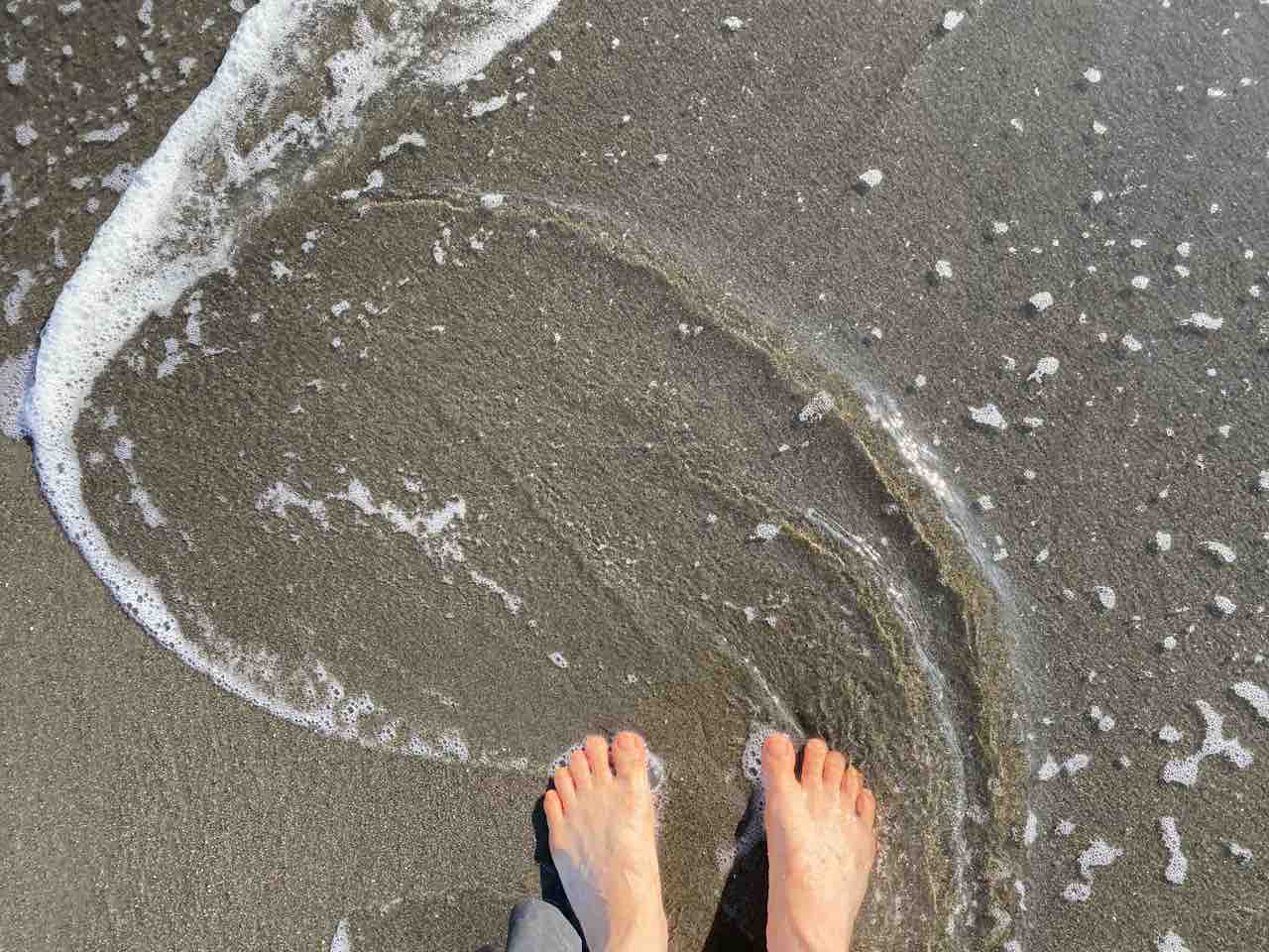 湘南の海でアーシング だって 魔女だから