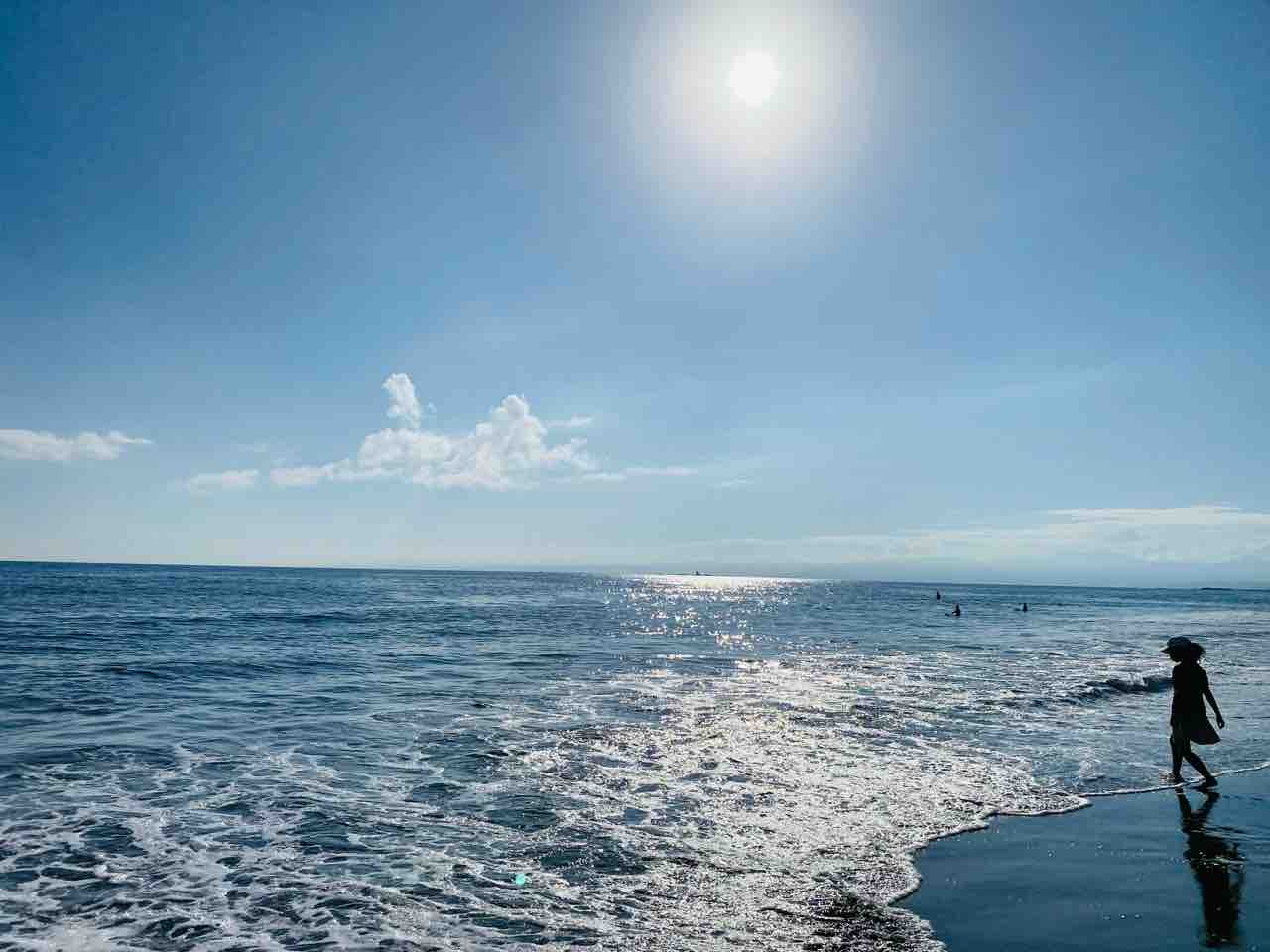 湘南の海でアーシング だって 魔女だから