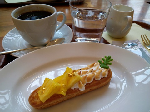 パイナップルエクレアとコーヒー