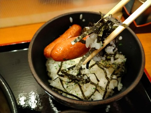 ウインナーごはんを食べる