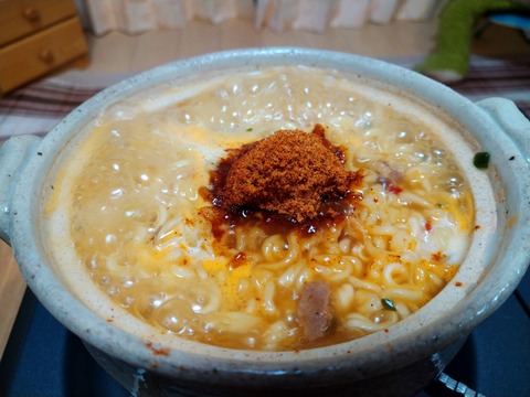 辛ラーメンにスープ粉を入れる