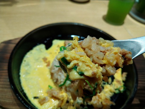 チャーハン食べる