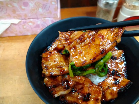 豚丼 肉は厚切り