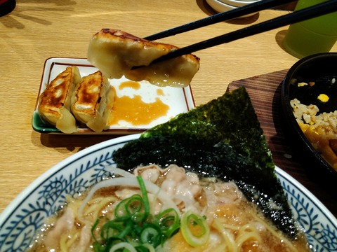 餃子を食べる