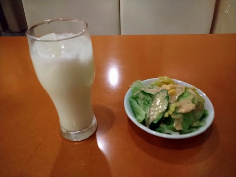 ラッシーとサラダ
