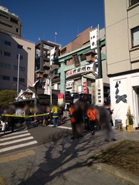 神田明神 鳥居を超えて行列