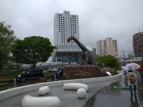 福井駅 恐竜出現