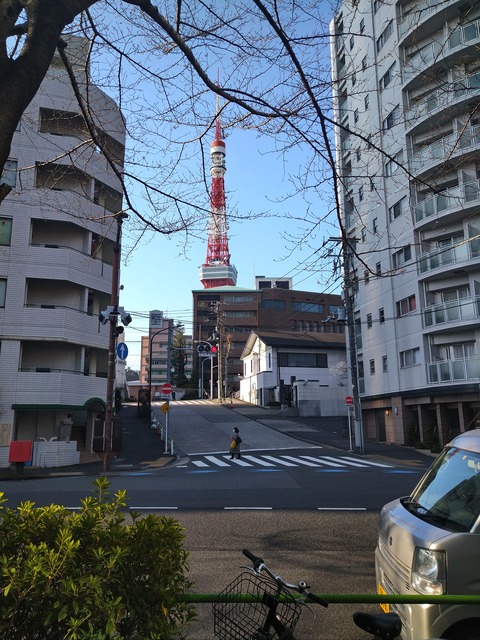 3206 近くの交差点から東京タワーが見える