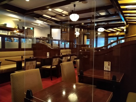 屋珈琲店 新橋はなれ 奥が喫煙コーナ