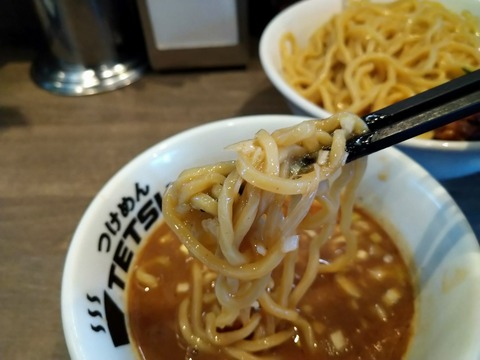 つけめんを食べる