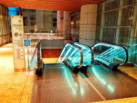 エスカレータ下り