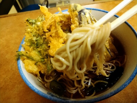 峠そば 蕎麦は細麺