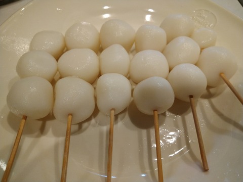 串に刺さってだんご