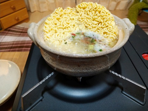 辛ラーメンを土鍋に入れる