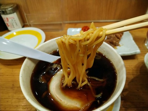 黒醤油ラーメンを食べる