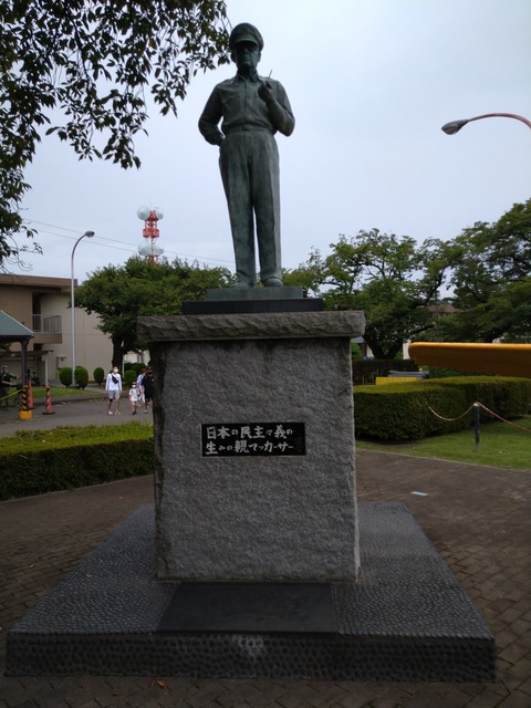 マッカーサー像