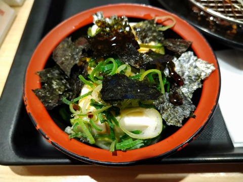 豆腐に海苔をかけて食べる