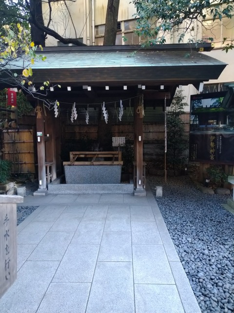 手水舎　柄杓はないが手は洗えるようになった