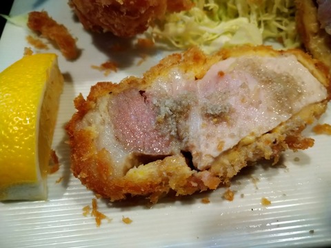 32℃豚ロースに塩をふる