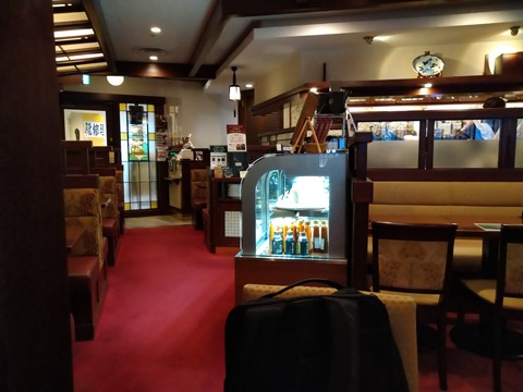 屋珈琲店 新橋はなれ 入り口側が禁煙コーナー