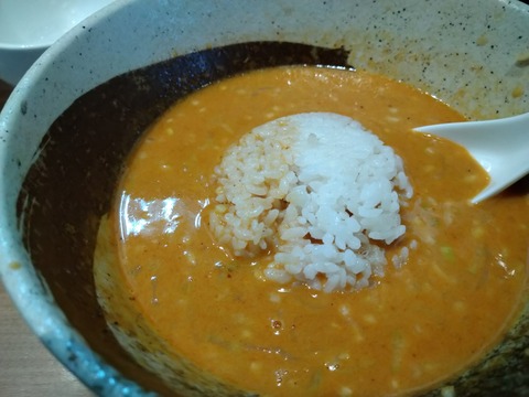 胡楼亭 担々麺の汁にご飯を入れる