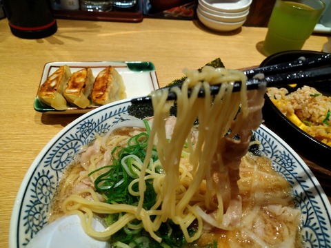 肉そば 麺を食べる