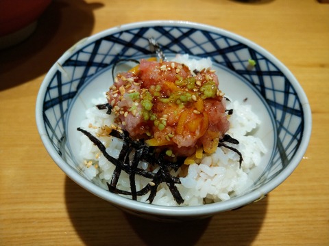 トロたくチラシ丼 醤油をたらす