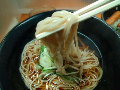 そばを食べる