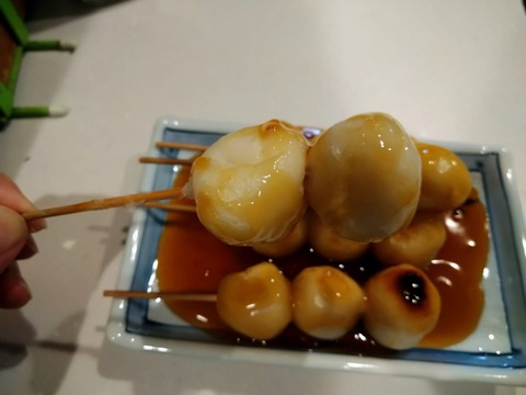 団子を食べる