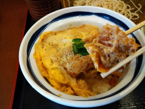 カツ丼を食べる